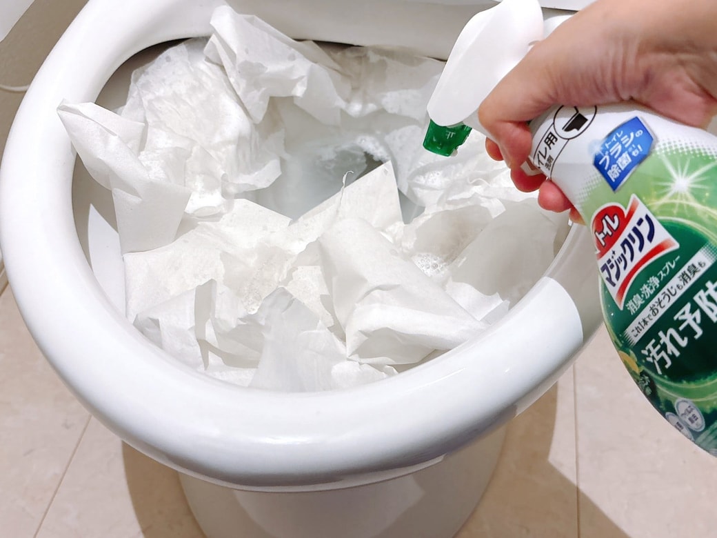 トイレットペーパーの上に、トイレマジックリンをかける