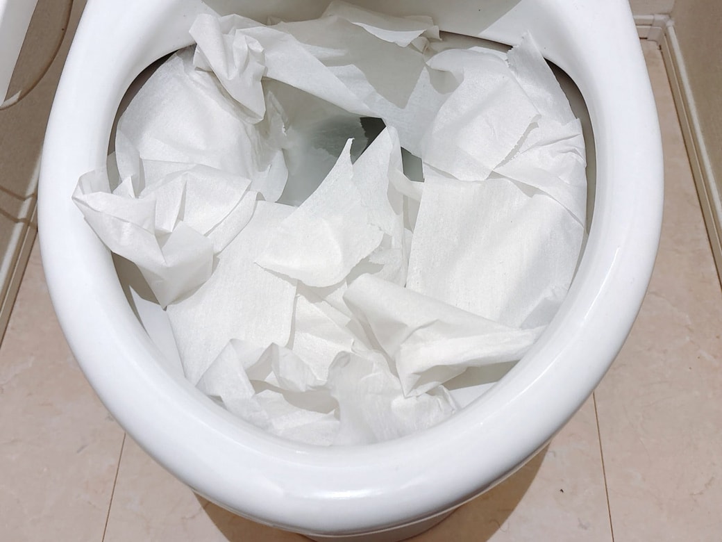 便器の内側にトイレットペーパーを貼り付ける
