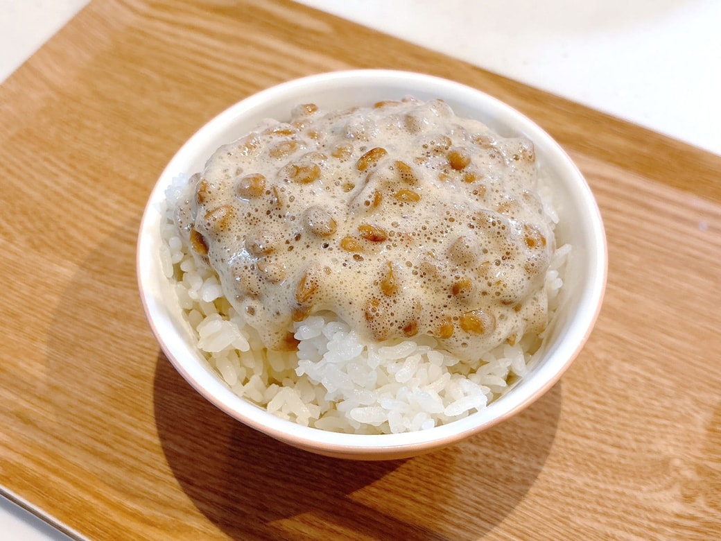 できあがった酢納豆ごはん