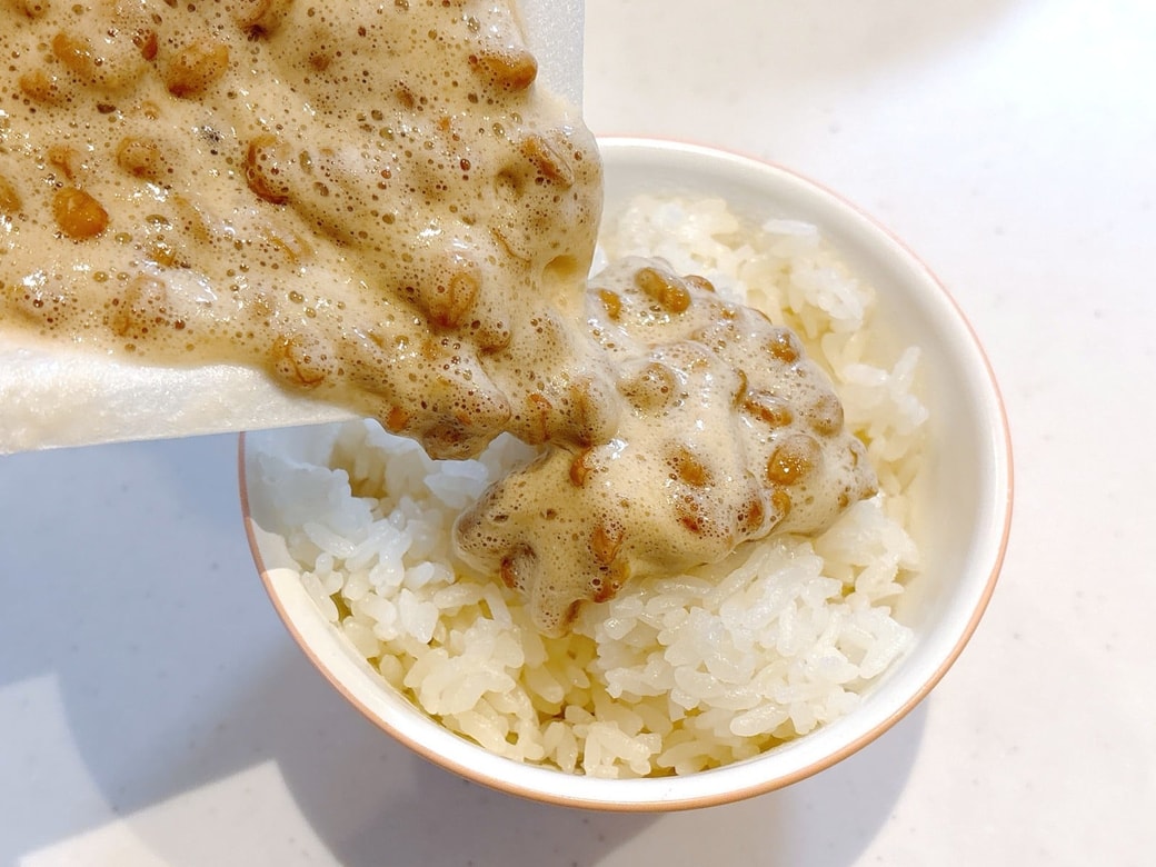 ごはんの上に酢納豆をかける
