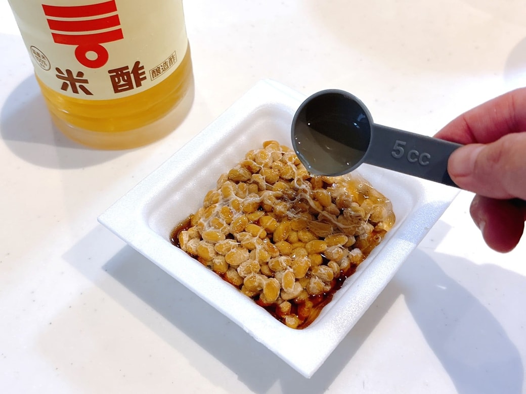 納豆に酢と付属のたれを入れる