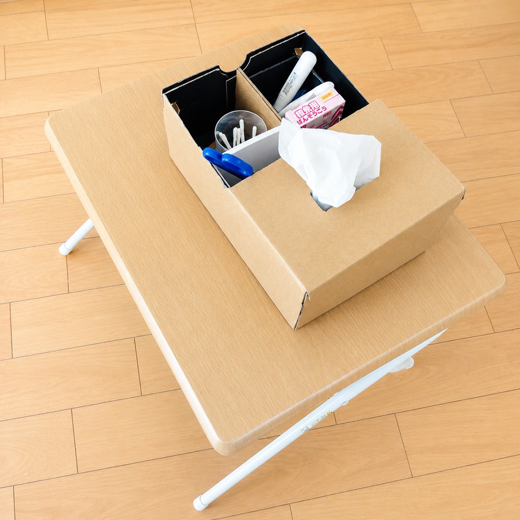袋入りティッシュや小物を入れた靴の空き箱