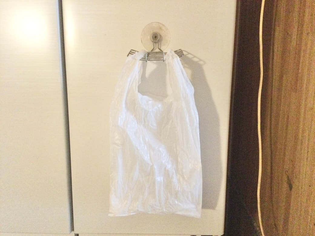 スポンジホルダーにポリ袋をかける