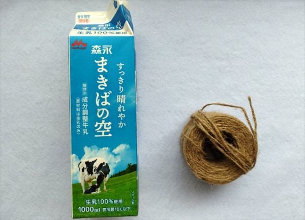 牛乳パックと麻紐
