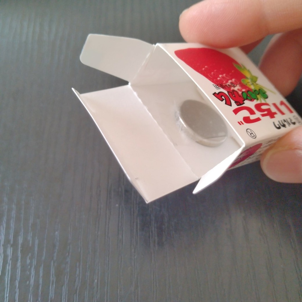 チューイングガムの空き箱で作った磁石