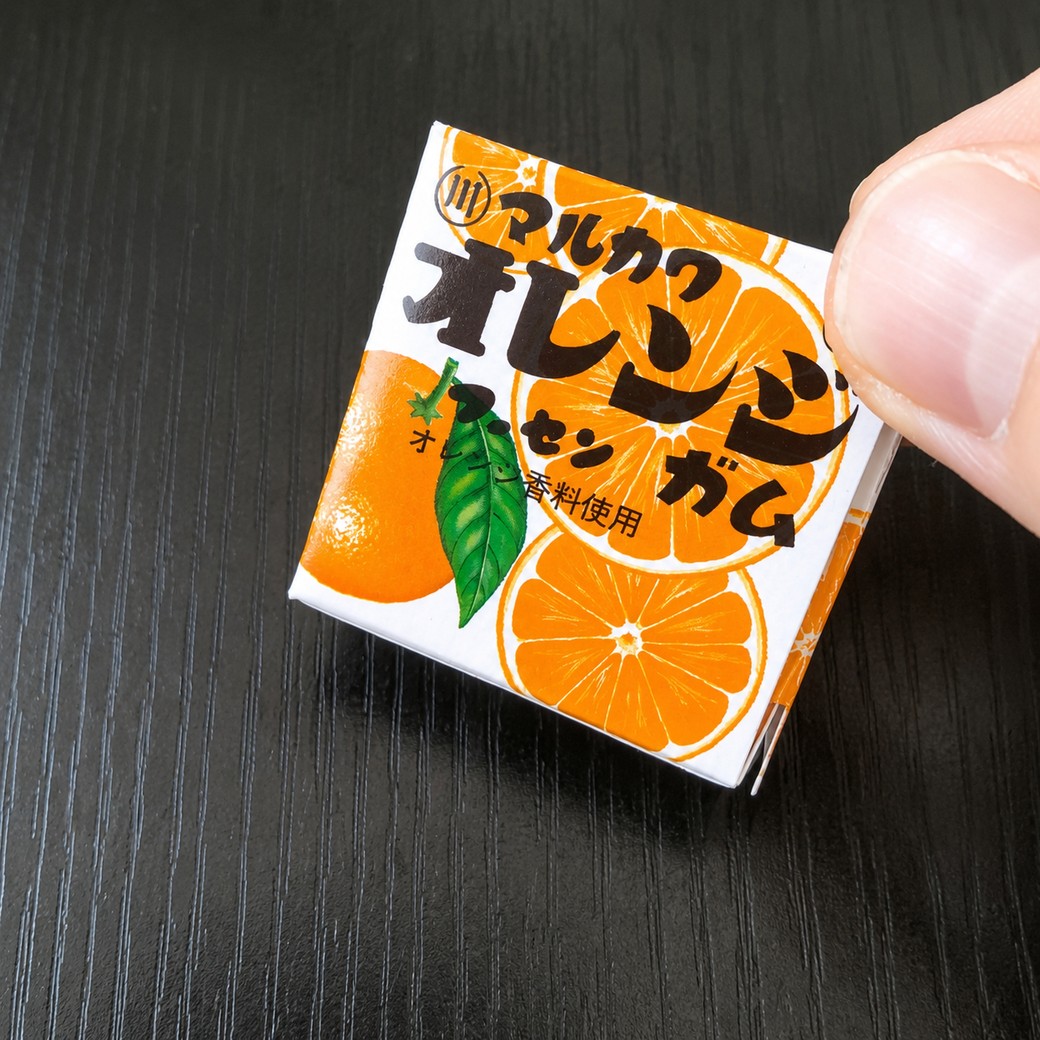 チューイングガムの空き箱を持つ人