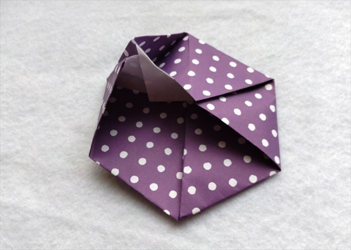 右側のすき間に差し込むところ