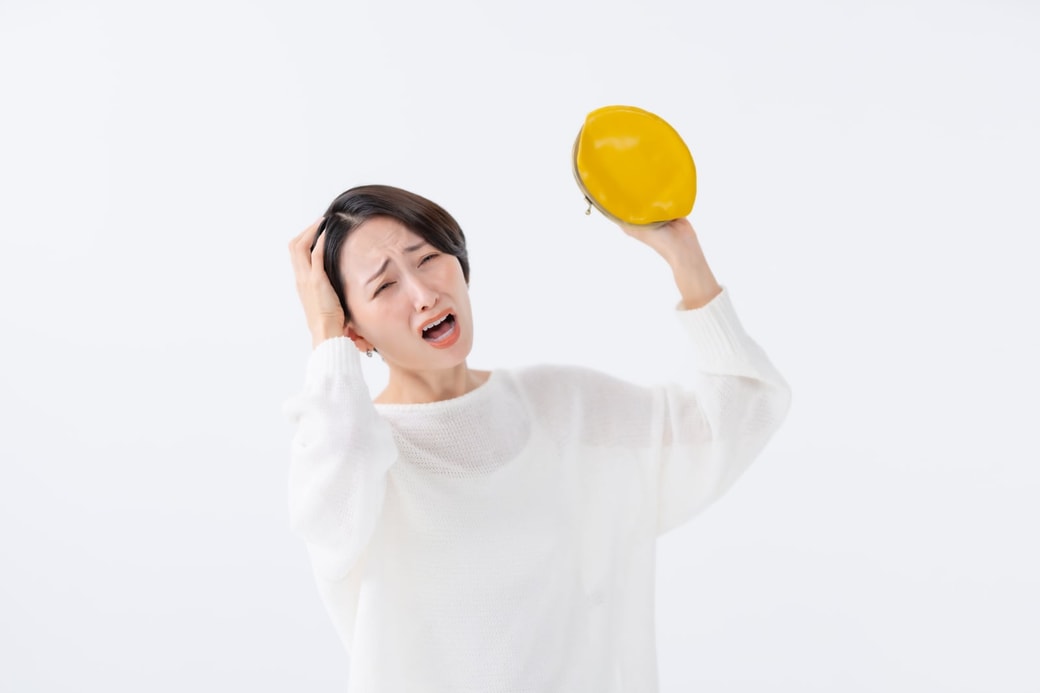 財布を見る女性