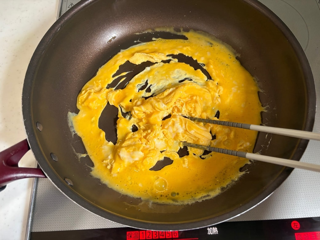 卵を半熟状に焼いて取り出す