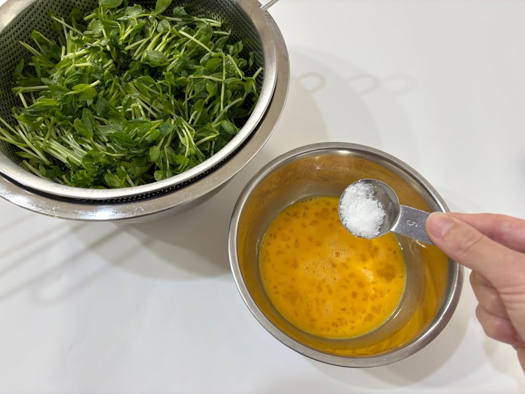 豆苗を切り、卵を溶きほぐして砂糖と塩こしょうを入れる