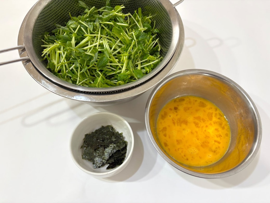 豆苗を切り、卵を溶きほぐして砂糖と塩こしょうを入れ、のりは細かくちぎる