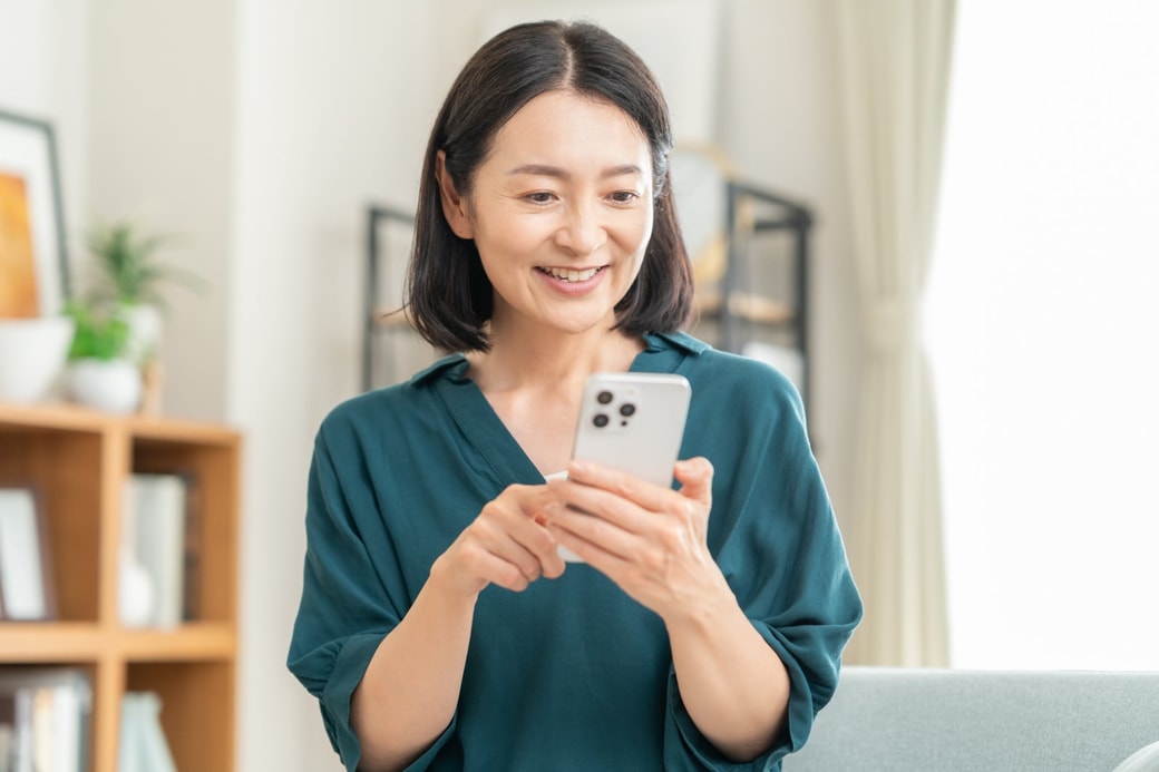 スマホを見る女性