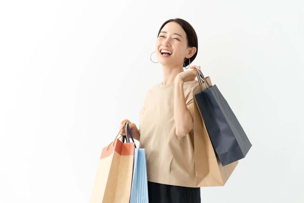 買い物する女性