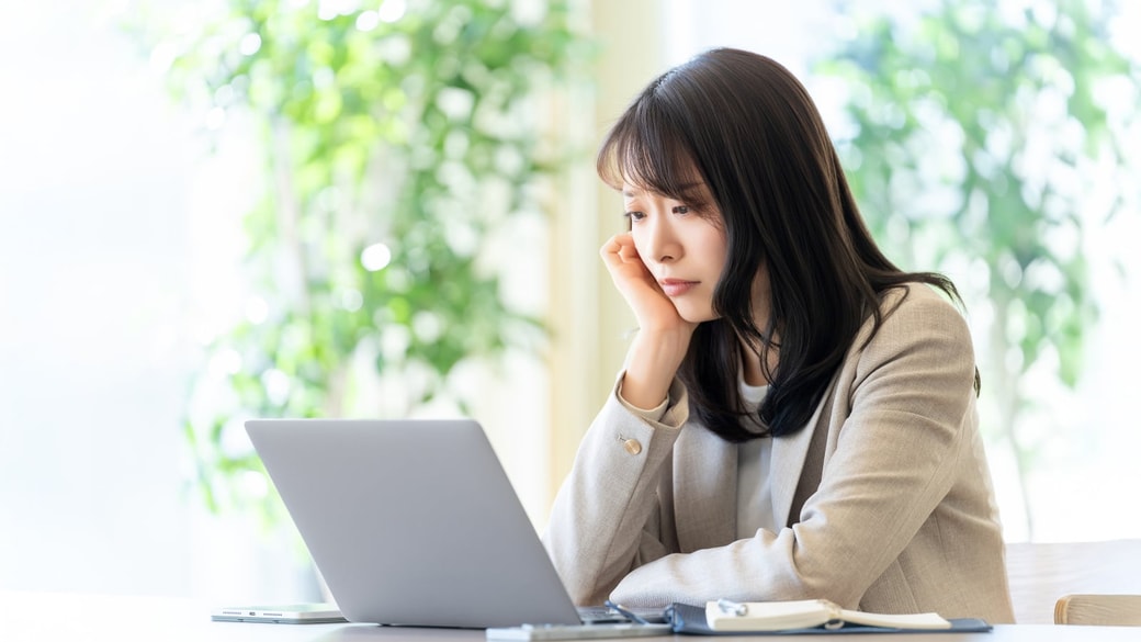 悩む女性