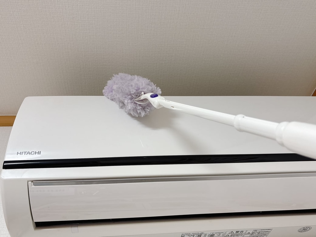 クイックルハンディでホコリを取り除く
