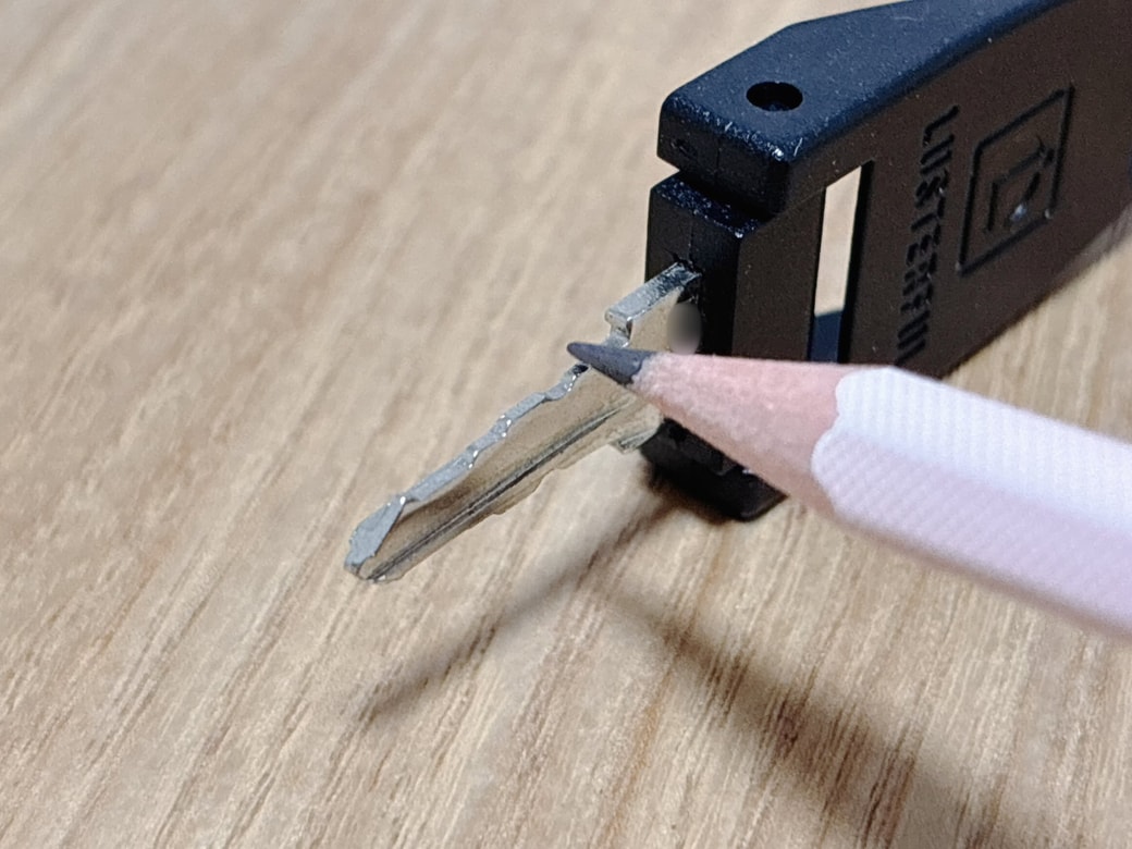 鍵の切り込み部をえんぴつでなぞる
