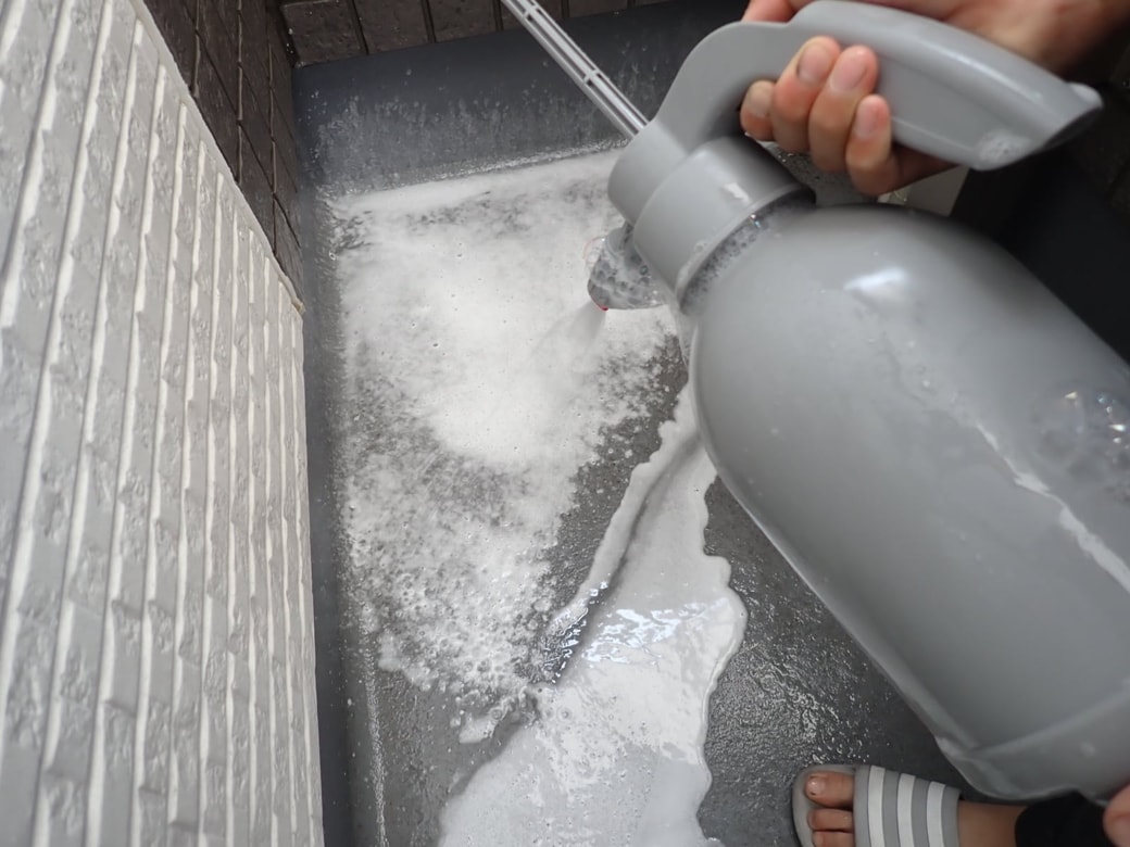 加圧式スプレーで泡を噴射
