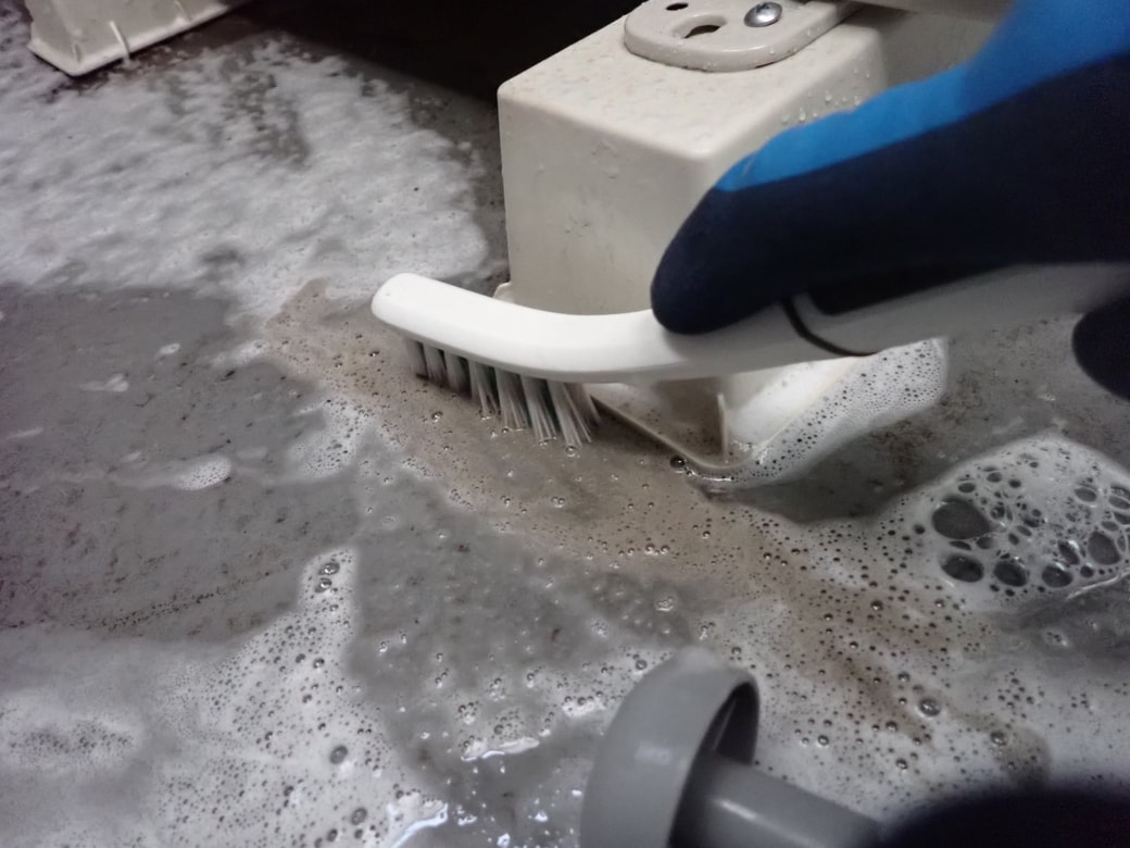 細かい箇所は小さいブラシで