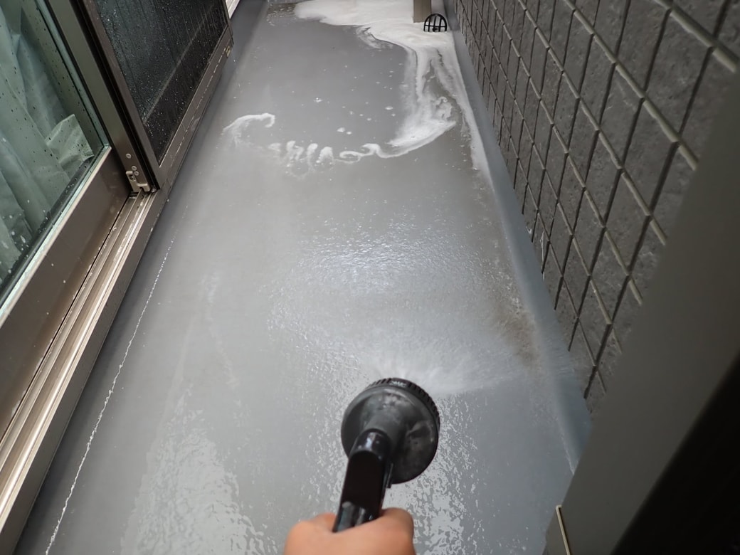 水で洗い流す