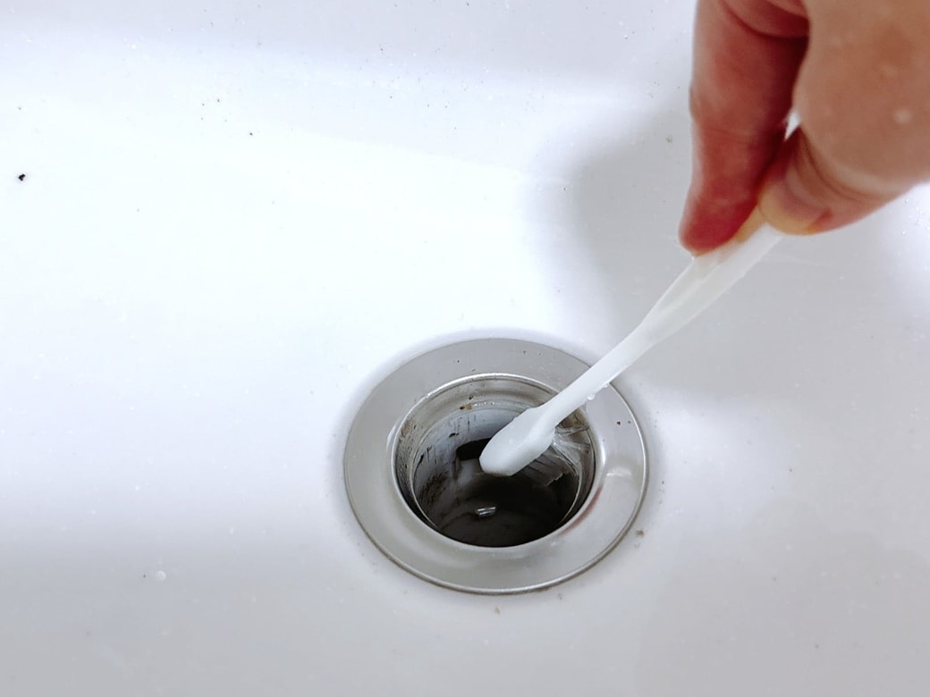 排水口を歯ブラシでこする