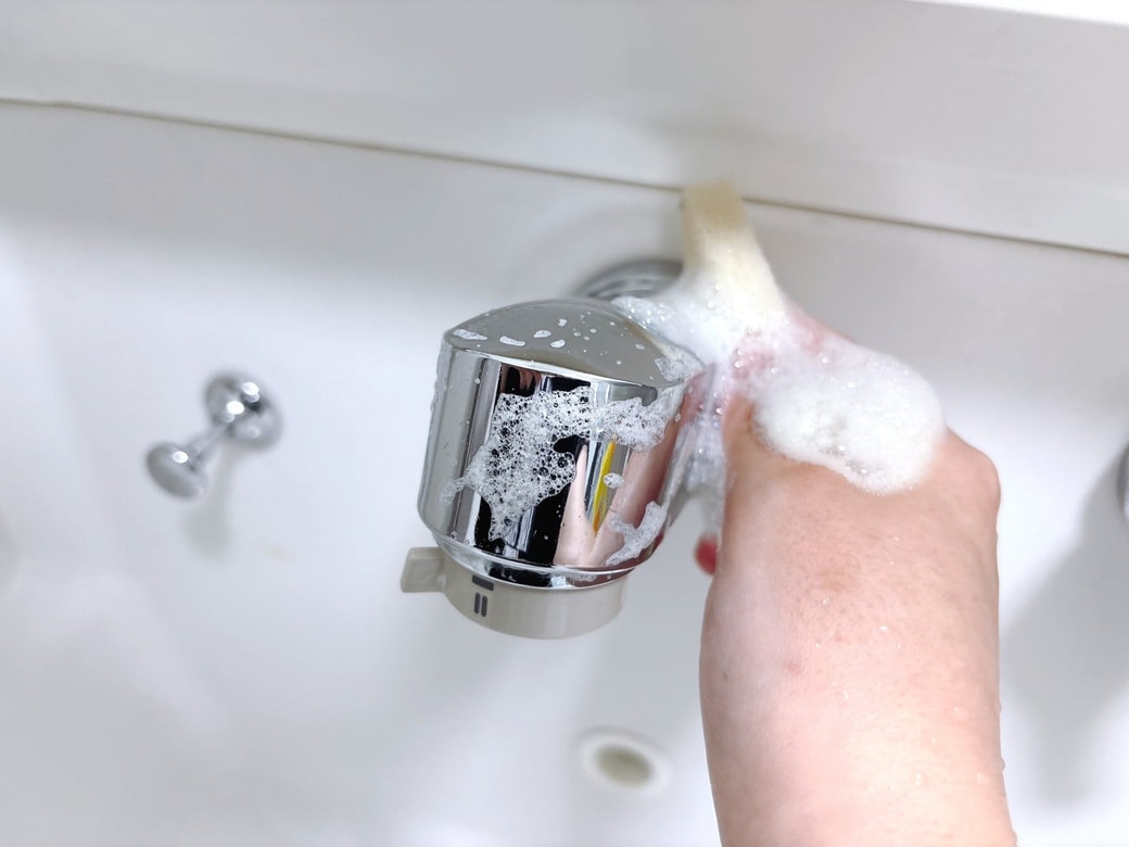 手順1．バスマジックリンをスポンジに含ませて、水栓の汚れをこすり落とす