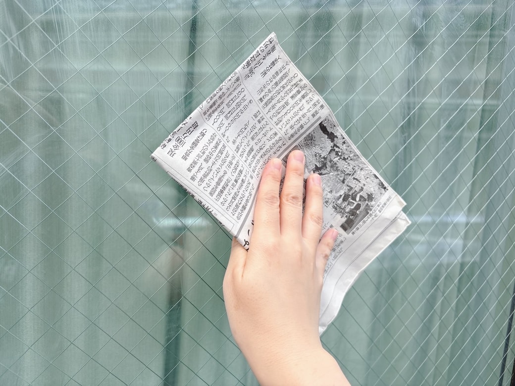 新聞紙で汚れを拭き取る