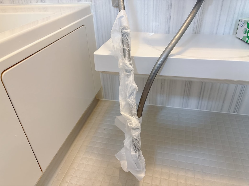 すぐにティッシュを貼り付けてパックする