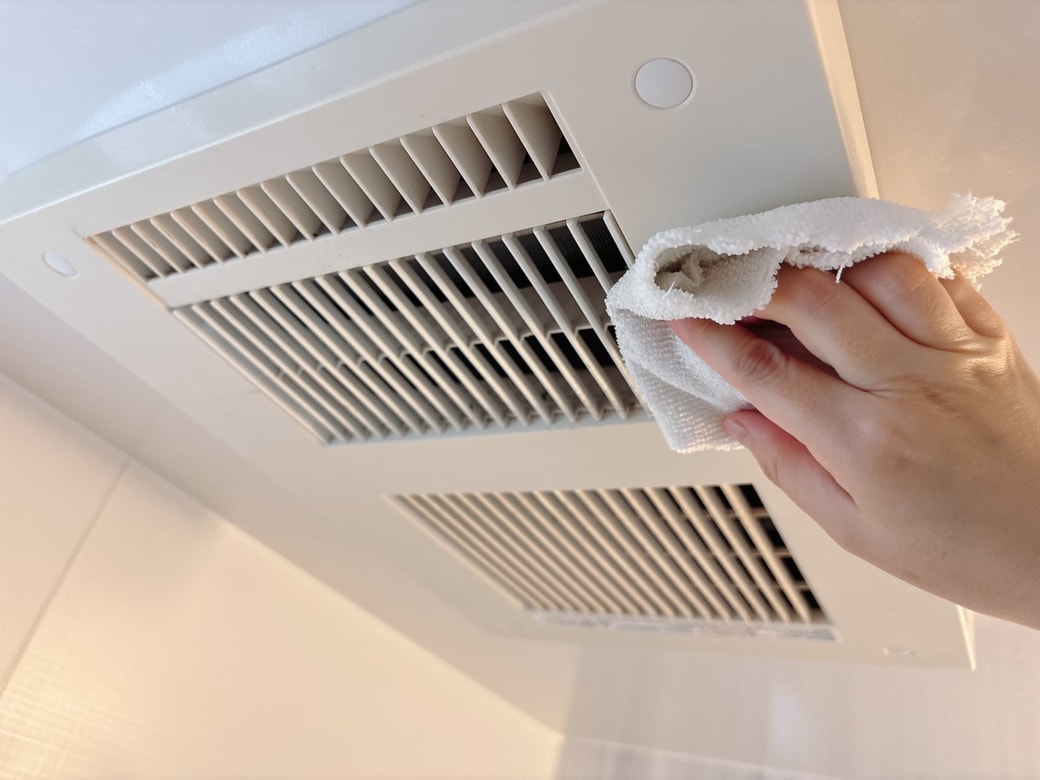 乾燥機本体の汚れを拭き取る