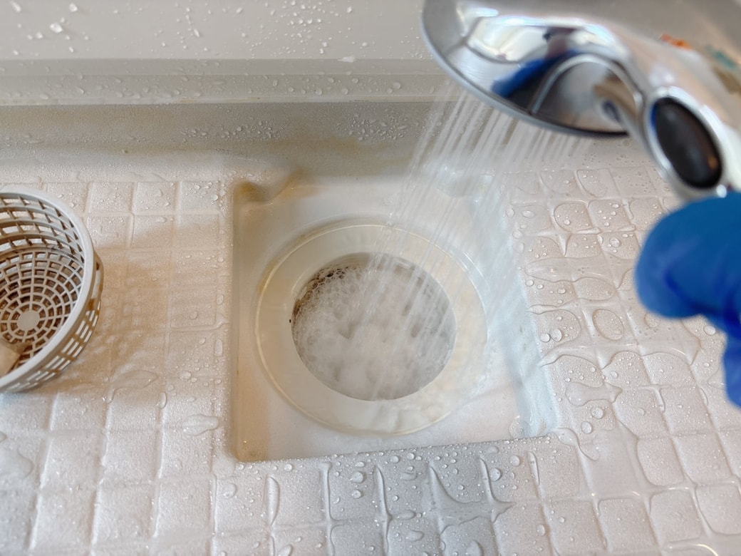 水で洗い流す