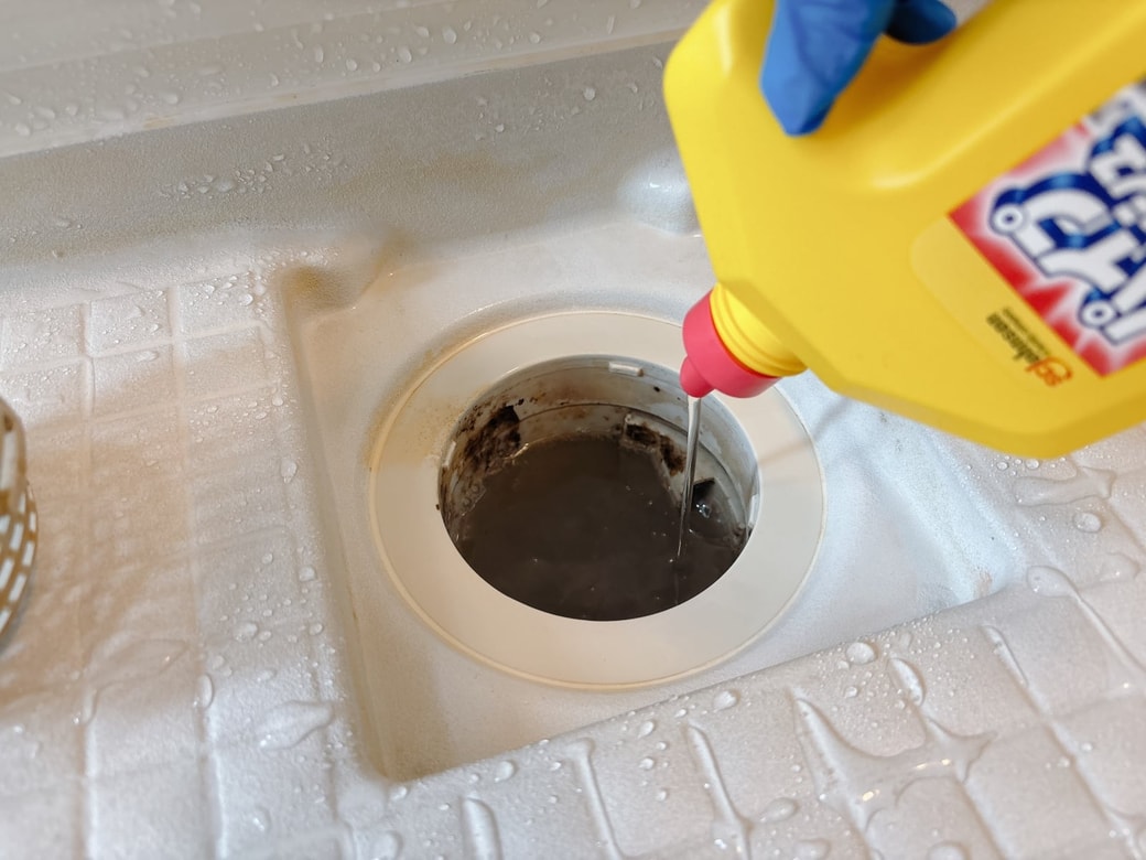 排水口にパイプユニッシュをかける