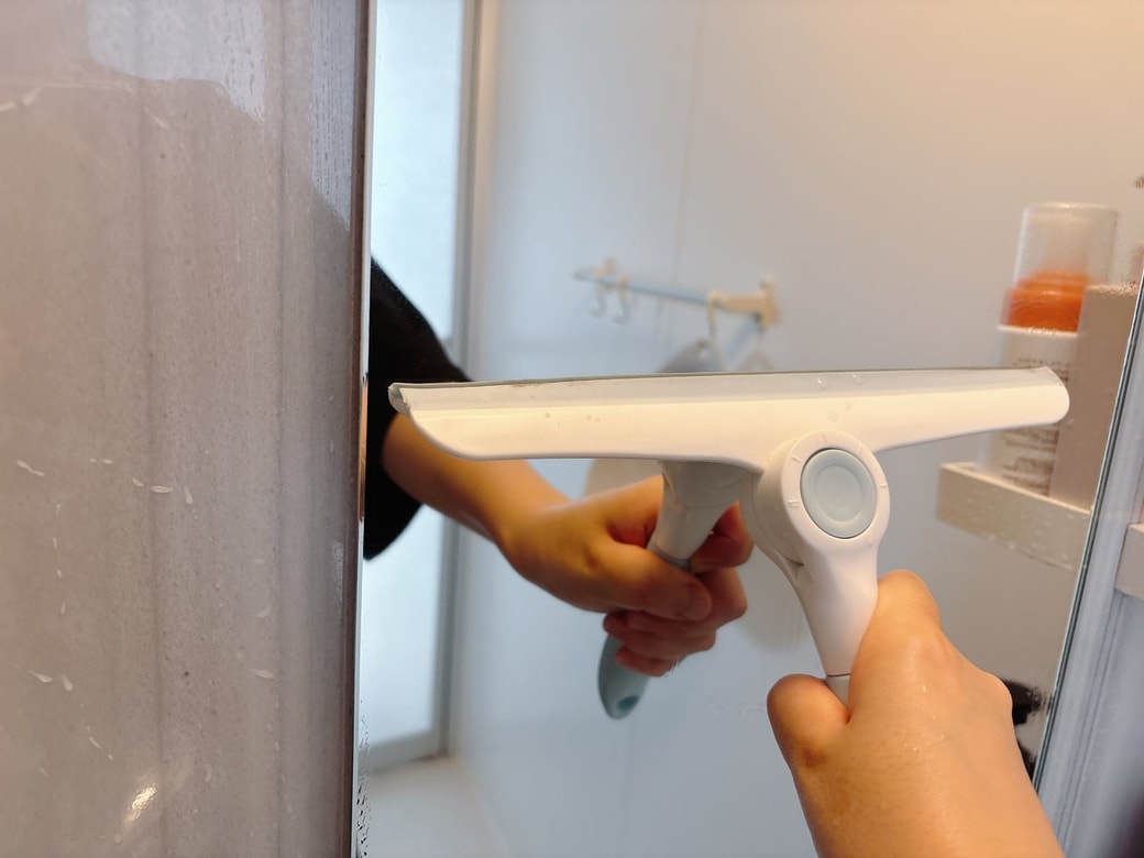 スクイージーで水滴を取り除く