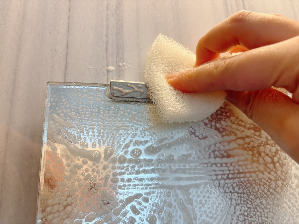 金具の部分の汚れもこすり取る
