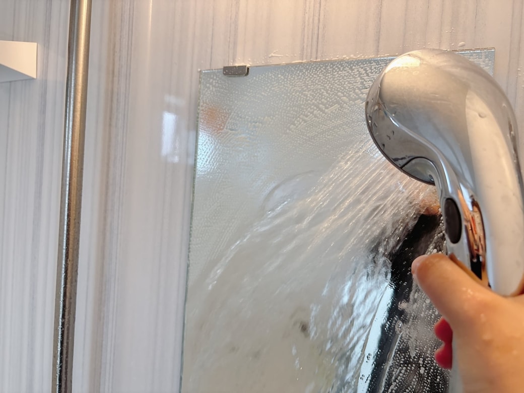 シャワーで水洗いする