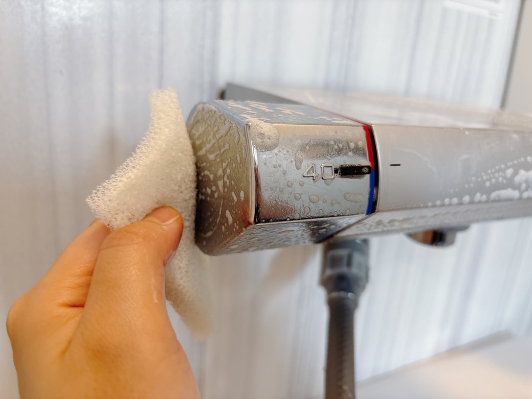 水栓の汚れをスポンジでこする