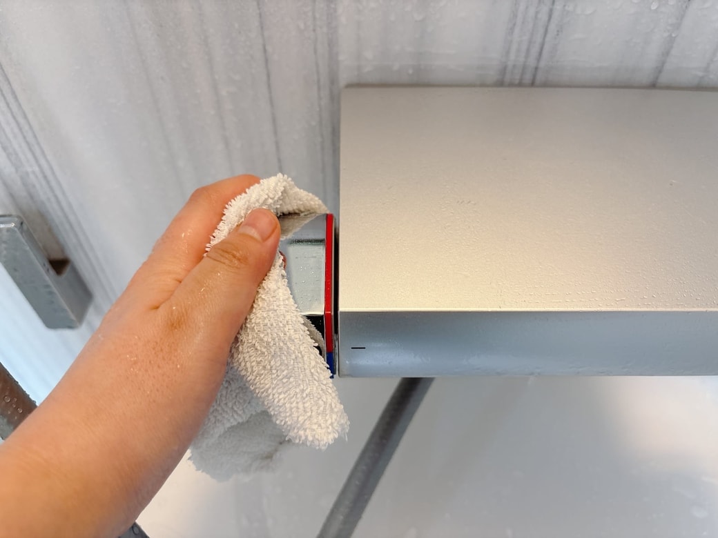 マイクロファイバークロスで水気を拭き取る