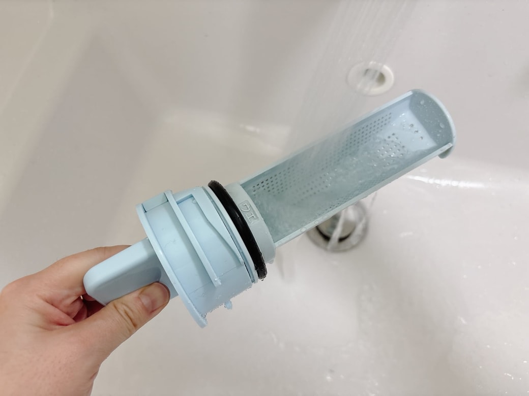 排水フィルターを水洗いする