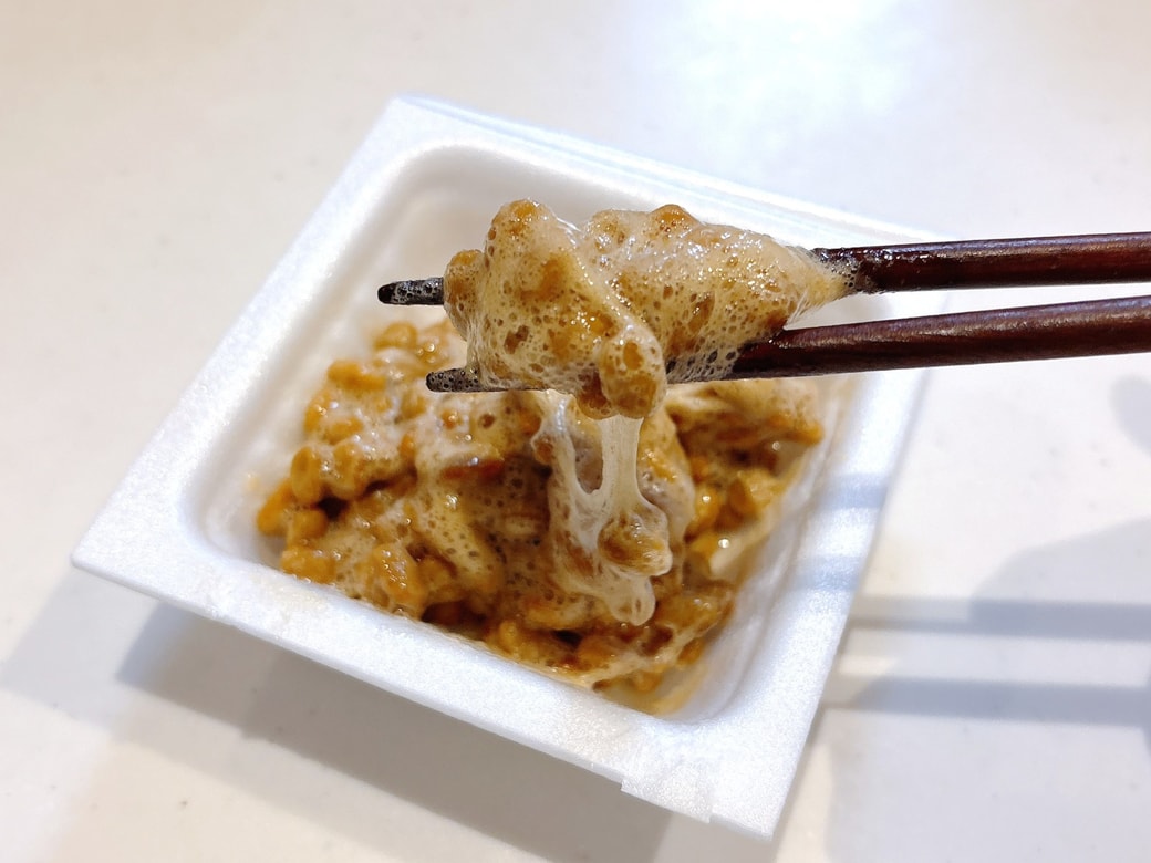 納豆にポン酢を加えたらよく混ぜる