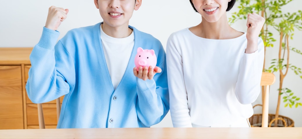 貯金する夫婦