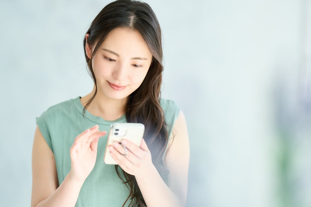 スマホを持つ女性