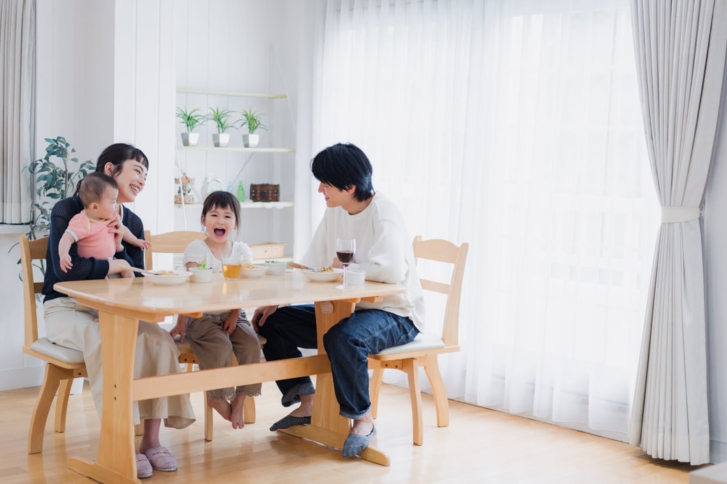 家で食卓を囲む