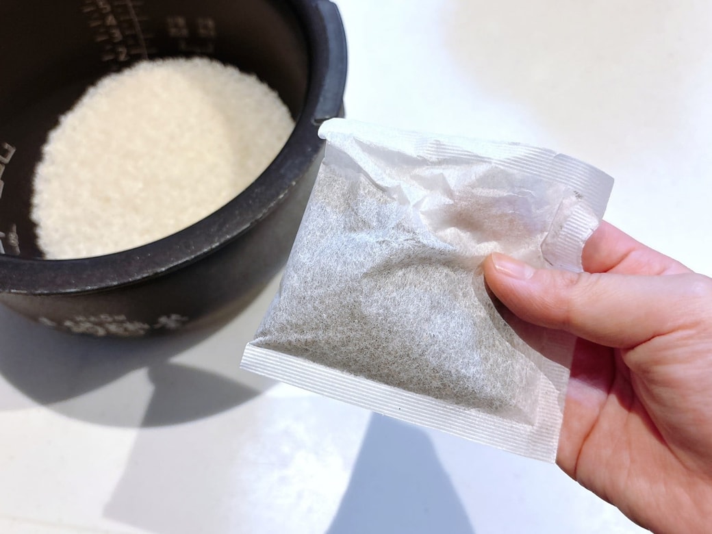 麦茶パックを入れて炊飯する