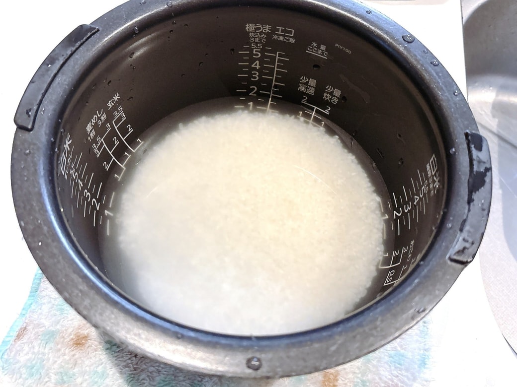 お米を洗って、規定量の水を入れる