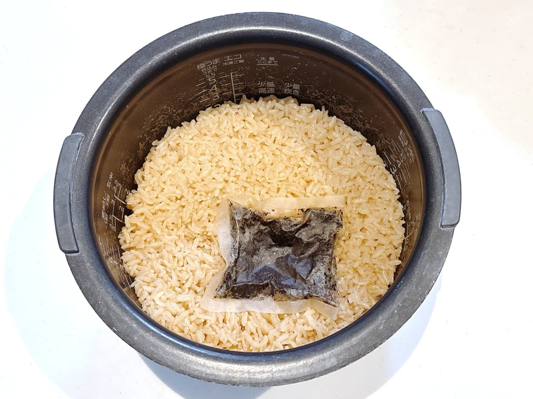 炊き上がった麦茶ごはん