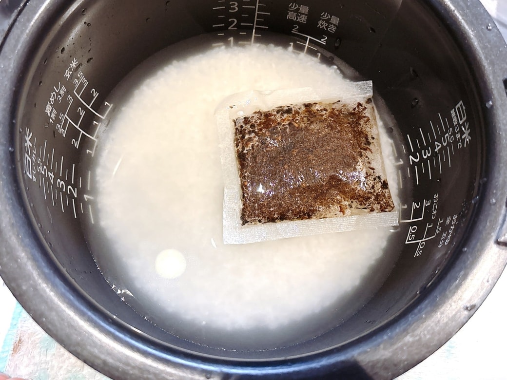 麦茶パックを水に浸す