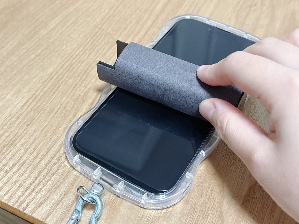 スマホ画面にクリーナーを滑らせる