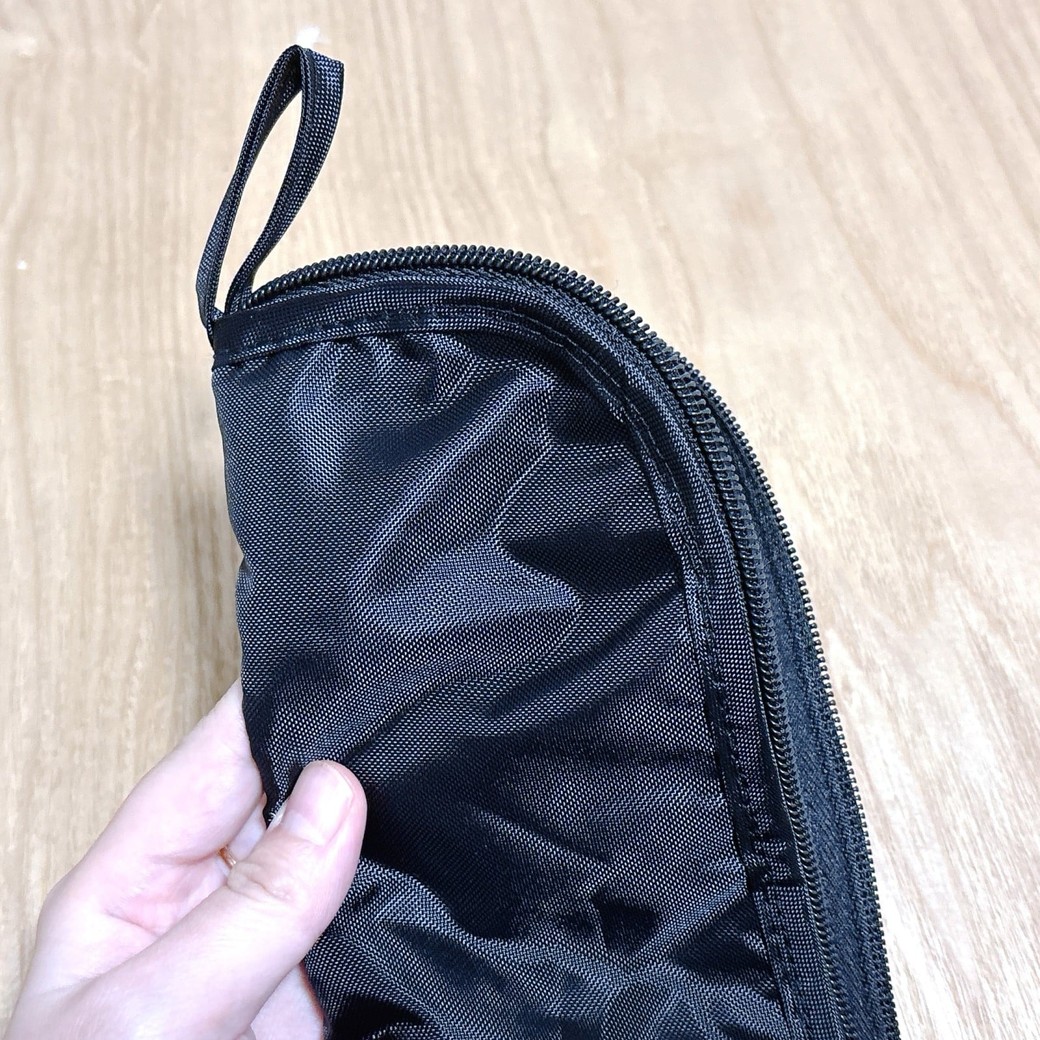 フックをカラビナなどにつけて、バッグに吊るしても◎