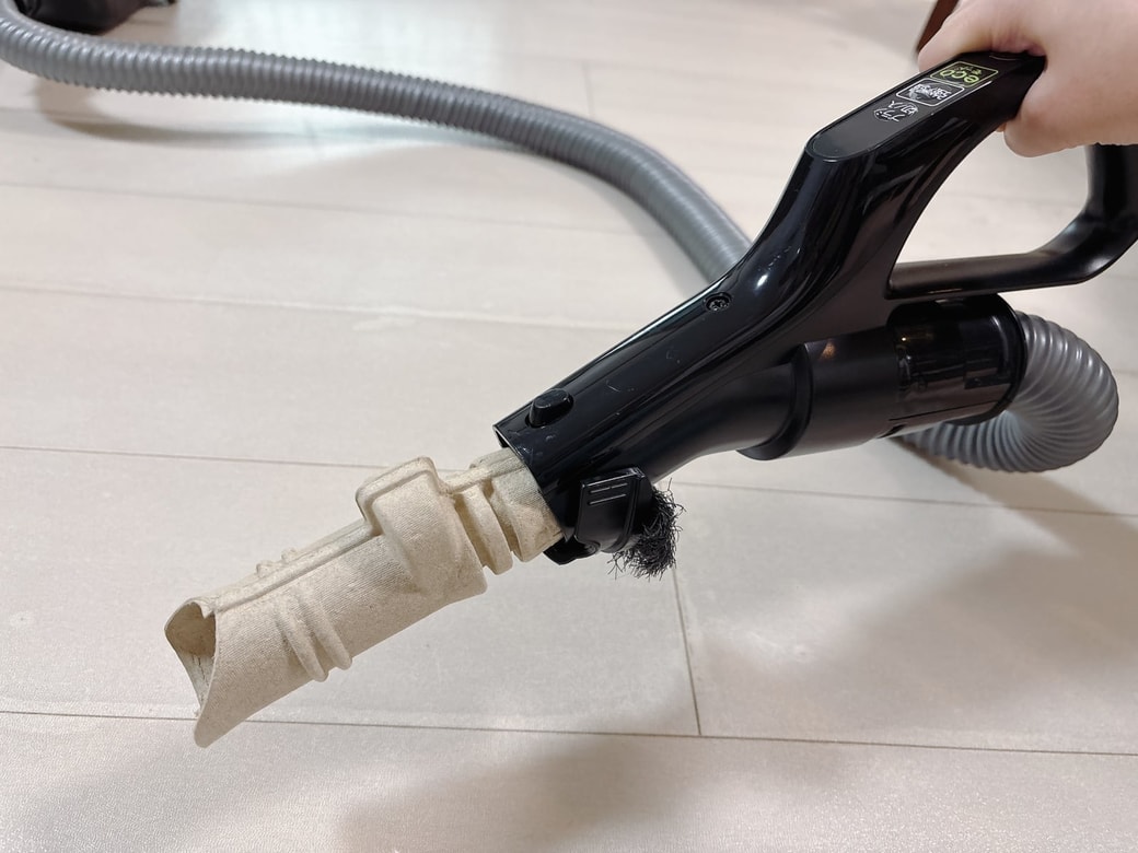 掃除機の先端に「ゴキすう~ぽん」をセットする