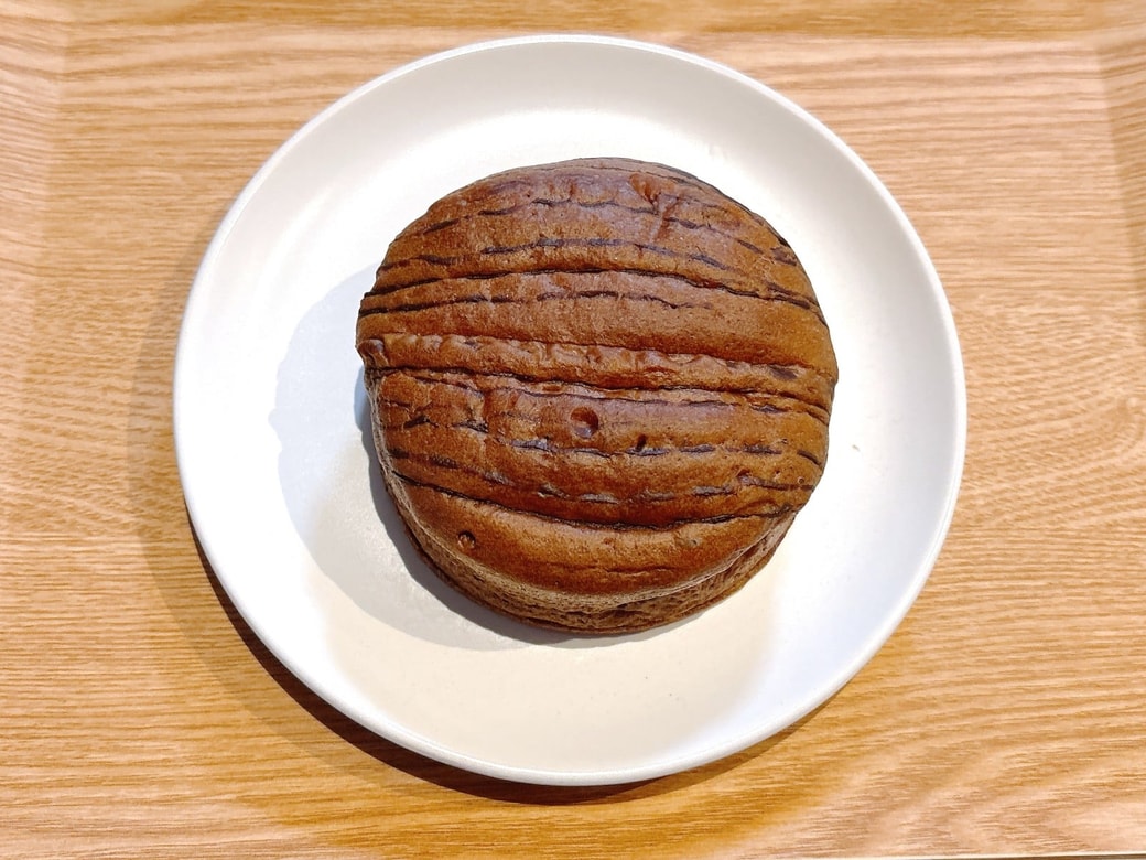 パン生地にチョコが練り込まれている