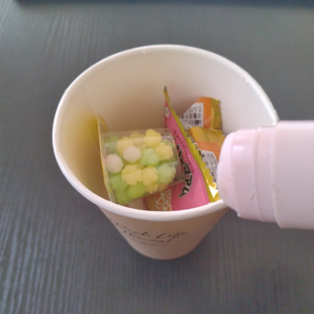 個包装のお菓子を入れた紙コップ