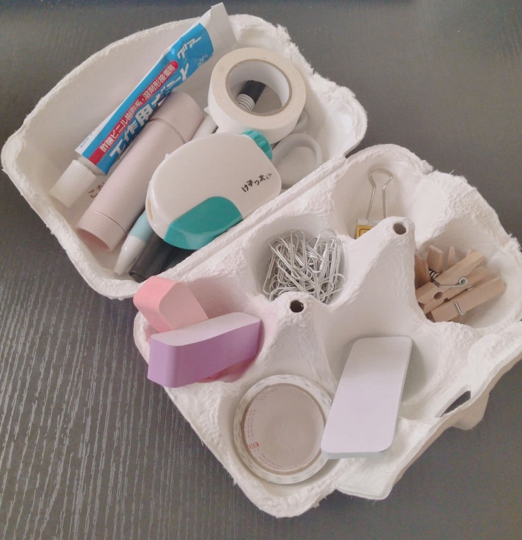 文房具を入れた卵の紙パック